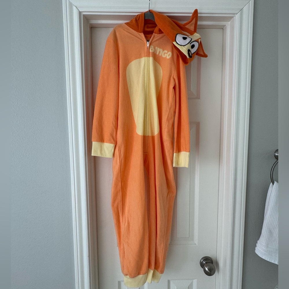 Bluey: Kids Bingo One-Piece Zip Up Costume 
Size: 8

*Worn once for Halloween